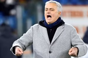 Ghế của huấn luyện viên Mourinho tại AS Roma đang lung lay dữ dội.