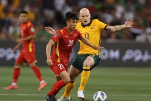 Nhận thẻ vàng khi đối đầu Australia khiến Văn Đức phải vắng mặt trận gặp Trung Quốc.