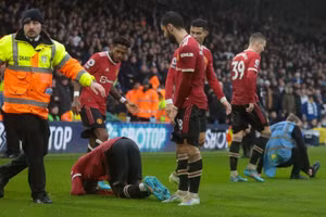 Elanga gục xuống sân sau khi dính "vật thể lạ" từ trên khán đài của Leeds Utd.