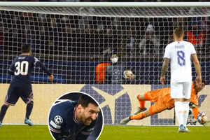 Thủ môn Courtois xuất sắc cản phá cú đá 11m của Messi.