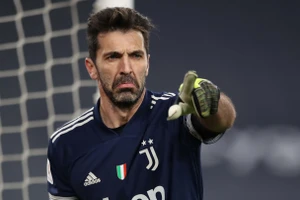  ‘Lão thủ thành’ Buffon gia hạn với Parma, thi đấu tới năm… 46 tuổi