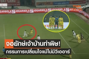 Tình huống ‘check VAR có một không hai’ ở V-League lên báo Thái Lan 