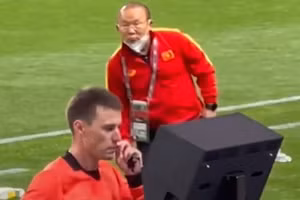 Báo Thái Lan cho rằng lẽ ra với tình huống xem trộm VAR này, ông Park sẽ phải nhận thẻ vàng.