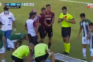 Video: Tấm thẻ đỏ "đen đủi" nhất thế giới