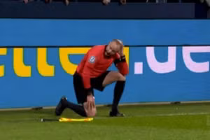 Trọng tài bị ném bia vào đầu, trận đấu tại Bundesliga phải hủy