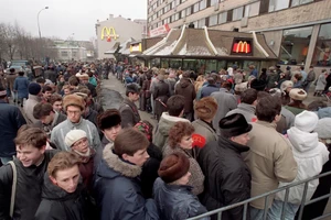 McDonald"s cho biết họ đang tạm thời đóng cửa tất cả 850 cửa hàng ở Nga. Ảnh: AP.