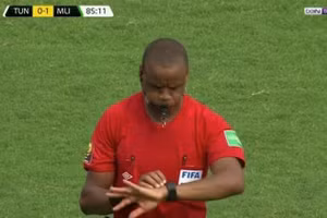 Trọng tài Sikazwe nổi còi kết thúc trận đấu ở phút 85. (Ảnh Reuters).