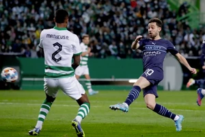 Bernardo Silva sút tung lưới Sporting Lisbon nâng tỷ số lên 2-0 cho Man City.