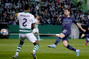 Bernardo Silva sút tung lưới Sporting Lisbon nâng tỷ số lên 2-0 cho Man City.