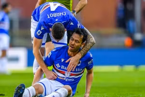 Yoshida đau đớn vì dính chấn thương ở vòng 20 Serie A.