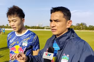 Xuân Trường làm... "trợ lý" cho huấn luyện viên Kiatisak