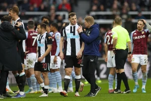 Sự cố y tế trên khán đài khiến trận Newcastle tiếp Aston Villa phải tạm dừng.