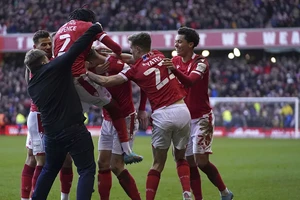 Cổ động viên Leicester đấm cầu thủ Nottingham Forest ở vòng 4 FA Cup.