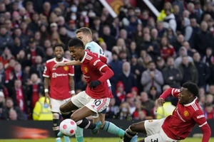 Anthony Elanga đốn ngã và ngăn cản đồng đội Rashford ghi bàn.
