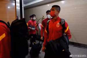 Các cầu thủ Trung Quốc về đến khách sạn lúc rạng sáng 29/1 (Ảnh Sohu).