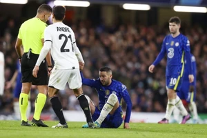 Hakim Ziyech chấn thương trong chiến thắng 2-0 của Chelsea trước Lille.