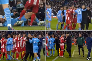 Chơi xấu, Man City - Atletico Madrid suýt… vỡ trận