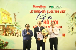 PGS.TS Đinh Trọng Thịnh, giảng viên cao cấp tại Học viện Tài chính (giữa) giành giải Nhất Cuộc thi viết 'Ký ức Hà Nội'. Ảnh: Lại Tấn.