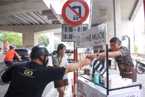 Hình ảnh xe cà phê di động trên đường phố Hà Nội - trào lưu kinh doanh mới xuất hiện thời gian gần đây.