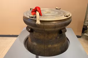 Trống đồng Đông Sơn được phục dựng từ hàng nghìn mảnh khuôn đúc phát hiện tại thành cổ Luy Lâu (Bắc Ninh).