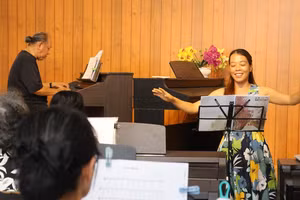 Cô Trần Thị Thọ luyện hát cho học viên tại lớp học. Ảnh: Bùi Vân