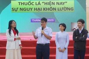 Học sinh Trường THPT Lê Quý Đôn chia sẻ tại buổi tập huấn về phòng chống ma túy và thuốc lá điện tử. Ảnh: Hồ Phúc