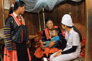 Ngoài lao động kiếm sống hằng ngày, phụ nữ dân tộc thiểu số còn phải làm việc nhà và chăm sóc con. Ảnh minh họa