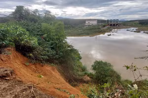 Người dân xã Tân Cảnh (huyện Đăk Tô) lo thuỷ điện "ăn" mất đất sản xuất.