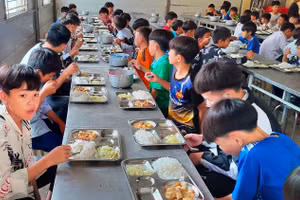 Giờ ăn trưa của học sinh Trường PTDTBT - THCS Trung Lý (Mường Lát, Thanh Hóa).