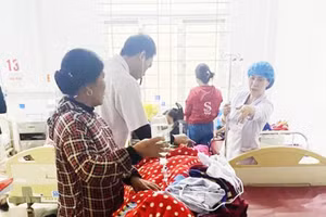 Bệnh nhân ngạt khí CO cấp cứu tại Bệnh viện Đa khoa tỉnh Hà Tĩnh. Ảnh: BVCC 