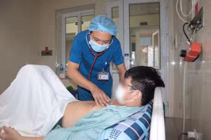 Bệnh nhân bị sốc choáng, giảm khối lượng tuần hoàn do hoạt động thể lực gắng sức. Ảnh: BVCC 