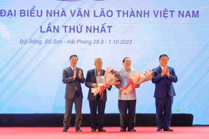 Ban Chấp hành Hội Nhà văn Việt Nam tôn vinh ba nhà văn lão thành: Ma Văn Kháng, Nguyễn Khoa Điềm, Hữu Thỉnh.