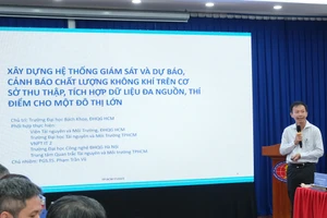 PGS.TS Phạm Trần Vũ báo cáo kết quả nghiên cứu hệ thống quan trắc, giám sát, cảnh báo ô nhiễm không khí bằng trí tuệ nhân tạo (AI).