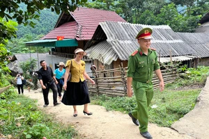 Tổ công tác phòng, chống buôn bán người của xã Hữu Kiệm vào bản tuyên truyền cho người dân. Ảnh Phạm Tâm