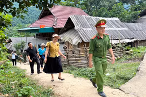 Tổ công tác phòng, chống buôn bán người của xã Hữu Kiệm vào bản tuyên truyền cho người dân. Ảnh Phạm Tâm