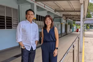 Giám đốc điều hành Children’s Aid Society - ông Alvin Goh và Giám đốc Melrose Home - bà Cindy Ng-Tay.