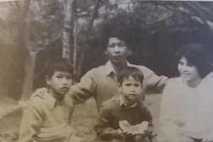 Gia đình nhà văn Nguyễn Huy Thiệp năm 1988. Ảnh tư liệu