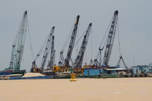 Khai thác mỏ cát trên sông ở tỉnh An Giang.