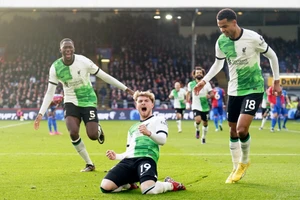 Harvey Elliott (giữa) ăn mừng bàn thắng quyết định giúp Liverpool đánh bại Crystal Palace ngày 9/12/2023. Ảnh: INT