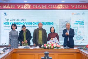 Nhà báo Trần Mai Hưởng (bìa phải) tặng sách cho các nhân chứng lịch sử. Ảnh: Thảo Quyên.