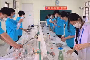 Một buổi thực hành của CLB STEM Trường THPT Đông Thụy Anh. Ảnh: CLB STEM