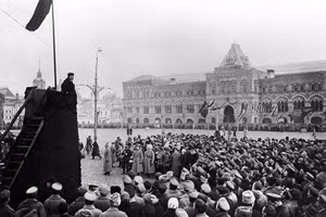 V.I. Lê-nin đọc diễn văn tại Quảng trường Đỏ ở Moskva trong Lễ kỷ niệm một năm Ngày Cách mạng Tháng Mười Nga thành công, ngày 7/11/1918. Ảnh: Tư liệu TTXVN