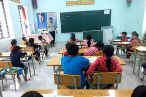 Cô Lý Thị Thu trong giờ lên lớp. Ảnh: NVCC