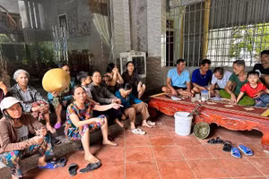 Người dân kéo đến nhà chủ hụi đòi tiền.