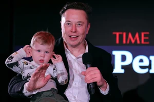 Elon Musk chụp ảnh cùng con trai.