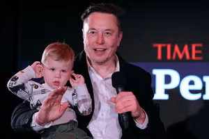 Elon Musk chụp ảnh cùng con trai.