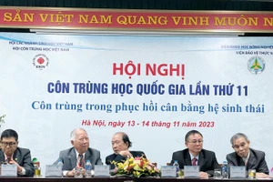 GS.TSKH Vũ Quang Côn chủ trì Hội nghị Côn trùng học Quốc gia lần thứ 11.