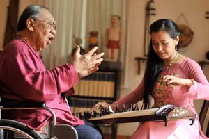 NSƯT Hải Phượng và cố GS Trần Văn Khê. Ảnh: NVCC.