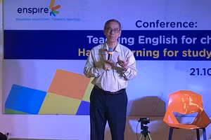 Thầy Nguyễn Quốc Hùng, MA trong một buổi chia sẻ về học tiếng Anh. Ảnh: NVCC