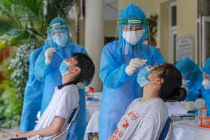 Lực lượng y tế xét nghiệm Covid-19 cho người dân. Ảnh: TL